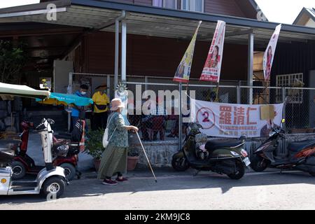 Taiwan. 26th Nov 2022. Una comunità indigena locale si vede camminare per una serie di striscioni per le campagne politiche per le elezioni locali a Mazia Township a Taiwan. La municipalità di Maja ha le elezioni locali più competitive tra tutte le municipalità indigene di Taiwan. Il comune di quasi sette migliaia di residenti indigeni delle tribù Payuan e Drekay ha 5 candidati che corrono per i capi del comune e 10 candidati che corrono per i rappresentanti del comune per le elezioni locali taiwanesi del 2022. (Foto di Hesther ng/SOPA Images/Sipa USA) Credit: Sipa USA/Alamy Live News Foto Stock