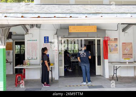 Pingtung, Taiwan. 26th Nov 2022. Un residente locale indigeno è visto entrare nel seggio elettorale a Rinari in Maja Township a Taiwan. La municipalità di Maja ha le elezioni locali più competitive tra tutte le municipalità indigene di Taiwan. Il comune di quasi 7 migliaia di residenti indigeni delle tribù Payuan e Drekay ha 5 candidati che corrono per il capo del comune e 10 candidati che corrono per i rappresentanti del comune per le elezioni locali taiwanesi del 2022. (Credit Image: © Hesther ng/SOPA Images via ZUMA Press Wire) Foto Stock