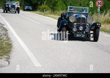 URBINO, ITALIA - 16 GIU - 2022 : LAGONDA M45 RAPIDE 1934 su una vecchia auto da corsa nel rally Mille miglia 2022 la famosa corsa storica italiana Foto Stock