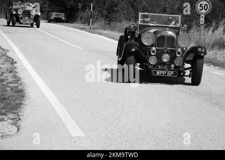 URBINO, ITALIA - 16 GIU - 2022 : LAGONDA M45 RAPIDE 1934 su una vecchia auto da corsa nel rally Mille miglia 2022 la famosa corsa storica italiana Foto Stock