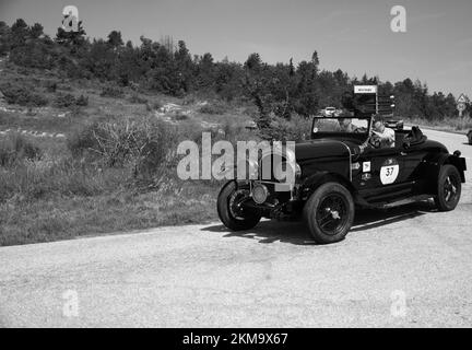 URBINO, ITALIA - 16 GIUGNO - 2022 : CHRYSLER 72 1928 su una vecchia auto da corsa nel rally Mille miglia 2022 la famosa corsa storica italiana Foto Stock