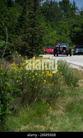 URBINO, ITALIA - 16 GIUGNO - 2022 : CHRYSLER 72 1928 su una vecchia auto da corsa nel rally Mille miglia 2022 la famosa corsa storica italiana Foto Stock