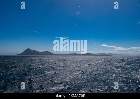 Avvicinandosi al Capo Horn navigando a nord dal passaggio di traversata. In una giornata di sole con cielo blu. Foto Stock