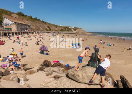 Inghilterra, Kent, Folkestone, Sunny Sands Beach, scultura di Georgina Baker intitolata 'la sirena di Folkestone' dall'artista Cornelia Parker Foto Stock