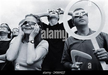 Osservatori di eclissi solari, Londra, 11 agosto 1999 Foto Stock