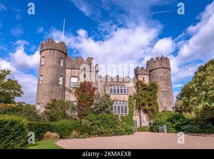 Il Malahide Castello che si trova nel Parco Regionale pubblico vicino al villaggio di Malahide, 14 km a nord del centro di Dublino in Irlanda. Foto Stock