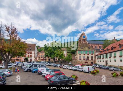 Gueberschwihr (Geberschweier, Gawerschwihr): Place de la Mairie, chiesa Saint-Pantaleon in Alsazia (Elsass), Alto Reno (Oberelsass), Francia Foto Stock