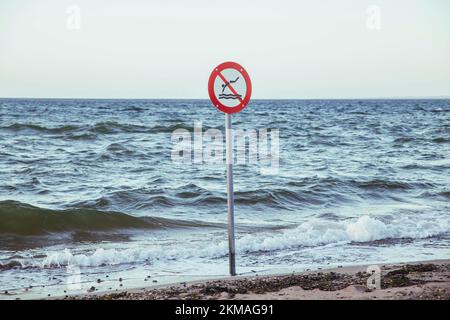 Cartello che vieta di nuotare nel Mare del Nord in Danimarca Foto Stock