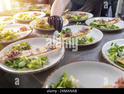 Chef che aggiunge il tocco finale all'antipasto Foto Stock