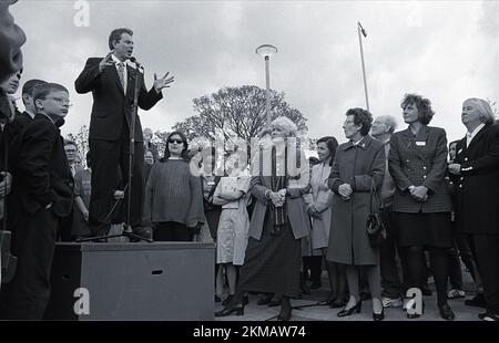 Tony Blair dà un discorso ai sostenitori del partito laburista, campagna elettorale del Regno Unito 1997 Foto Stock