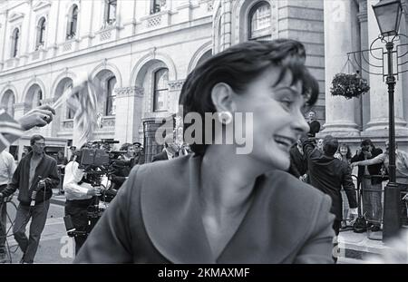 Cherie e Tony Blair arrivano a Downing Street, elezione generale, 1997 Foto Stock