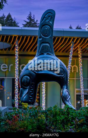 La scultura in bronzo di Bill Reid "Chief of the Undersea World" al di fuori dell'acquario di Vancouver, Stanley Park, Vancouver, British Columbia, Canada, Foto Stock