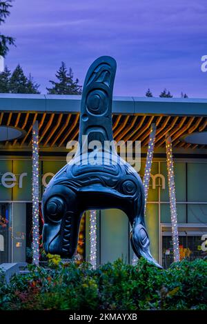 La scultura in bronzo di Bill Reid "Chief of the Undersea World" al di fuori dell'acquario di Vancouver, Stanley Park, Vancouver, British Columbia, Canada, Foto Stock