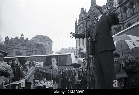 Tony Blair dà un discorso ai sostenitori sotto la pioggia, Manchester, campagna elettorale del Regno Unito 1997 Foto Stock