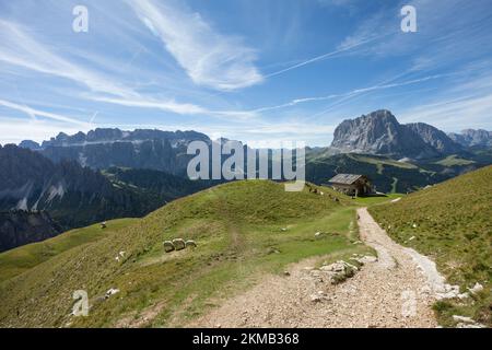 Ampia vista di una valle alpina tra le Dolomiti in Val Gardena (Sassolungo e Sella sullo sfondo) Foto Stock