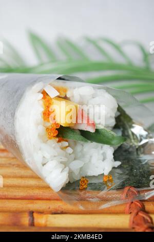 Panini di sushi con caviale in cima su tavola di legno Foto Stock