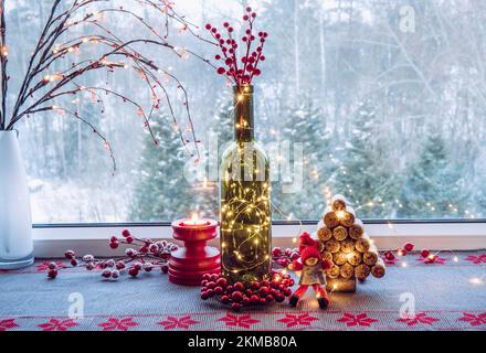 Set decorazione natalizia con bottiglia di vino riempito con micro luci partito LED e abete rosso fatto con tappi di vino usati, carina figurina di elfo d'annata. Foto Stock