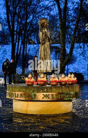 KIEV, UCRAINA - 26 NOVEMBRE : Alexander De Croo (Open VLD), primo Ministro, Hadja Lahbib, (MR), Ministro degli Affari Esteri e Volodymyr Zelenskyy, Presidente dell'Ucraina. L'Holodomor, noto anche come la carestia del terrore o la Grande carestia, fu una carestia artificiale nell'Ucraina sovietica dal 1932 al 1933 che uccise milioni di ucraini. Cerimonia nella foto del 26 NOVEMBRE 2022 a Kiev, Ucraina, 26/11/2022 ( Foto di Philip Reynaers / piscina / Photonews Foto Stock