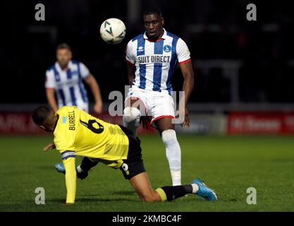 Warren Burrell (a sinistra) di Harrogate Town e Josh Umerah di Hartlepool United in azione durante la partita di secondo turno della Emirates fa Cup al Suit Direct Stadium, Hartlepool. Data immagine: Sabato 26 novembre 2022. Foto Stock