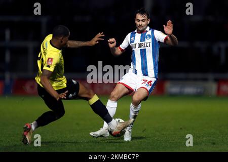 Kayne Ramsay (a sinistra) di Harrogate Town e Reghan Tumilty di Hartlepool United in azione durante la seconda partita della Emirates fa Cup al Suit Direct Stadium, Hartlepool. Data immagine: Sabato 26 novembre 2022. Foto Stock