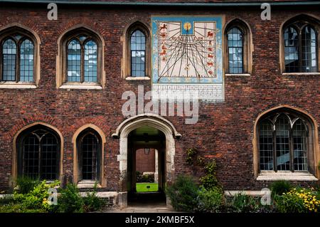 Moondial all'Old Court Queens College, Università di Cambridge, Cambridge, Inghilterra. Foto Stock