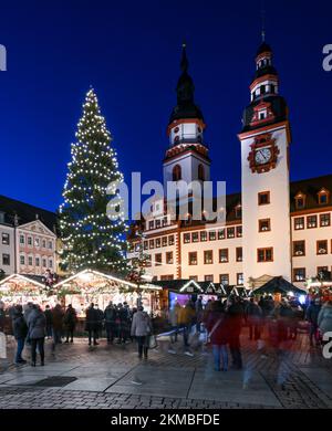 Chemnitz, Germania. 26th Nov 2022. I visitatori camminano attraverso il mercato di Natale a Chemnitz sullo sfondo del vecchio municipio. Dopo una pausa a causa della corona, la gente in tutta la Sassonia utilizza il primo fine settimana di Avvento per visitare il mercato di Natale. Credit: Hendrik Schmidt/dpa/Alamy Live News Foto Stock