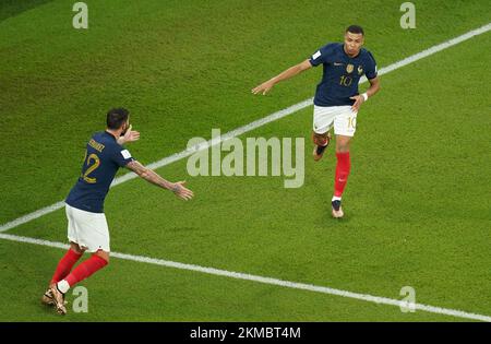 Il francese Kylian Mbappe (a destra) festeggia con Theo Hernandez dopo aver segnato il primo gol del gioco durante la partita di Coppa del mondo FIFA Group D allo stadio 974 di Doha, Qatar. Data immagine: Sabato 26 novembre 2022. Foto Stock