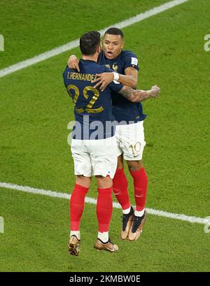 Il francese Kylian Mbappe (a destra) festeggia con Theo Hernandez dopo aver segnato il primo gol del gioco durante la partita di Coppa del mondo FIFA Group D allo stadio 974 di Doha, Qatar. Data immagine: Sabato 26 novembre 2022. Foto Stock