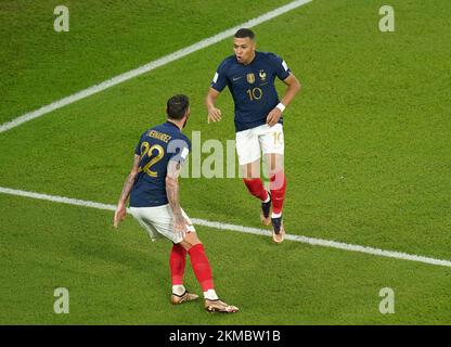 Il francese Kylian Mbappe (a destra) festeggia con Theo Hernandez dopo aver segnato il primo gol del gioco durante la partita di Coppa del mondo FIFA Group D allo stadio 974 di Doha, Qatar. Data immagine: Sabato 26 novembre 2022. Foto Stock