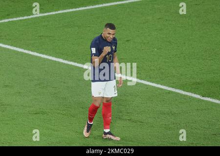 Il francese Kylian Mbappe festeggia dopo aver segnato nel corso di una partita di calcio tra Francia e Danimarca, nel Gruppo D della Coppa del mondo FIFA 2022, allo Stadio 974, a Doha, Stato del Qatar, sabato 26 novembre 2022. FOTO DI BELGA BRUNO FAHY Foto Stock