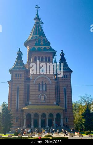 Uno scatto verticale di una vecchia e bella Cattedrale Metropolitana Ortodossa rumena a Timisoara, Romania Foto Stock