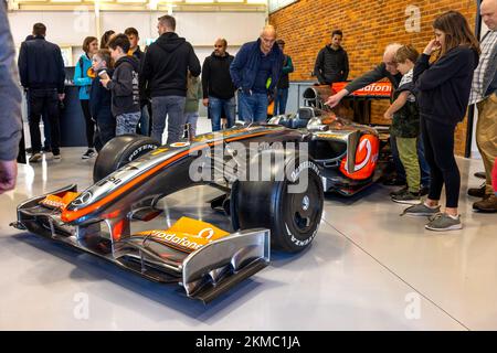 McLaren MP4-24 di Lewis Hamilton, in mostra allo Scramble di Ottobre tenutosi al Bicester Heritage Centre il 9th Ottobre 2022 Foto Stock