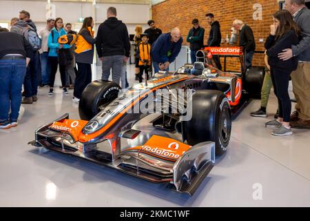 McLaren MP4-24 di Lewis Hamilton, in mostra allo Scramble di Ottobre tenutosi al Bicester Heritage Centre il 9th Ottobre 2022 Foto Stock