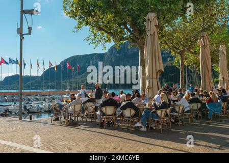 Garda Lago di Garda, vista in estate di persone sedute fuori bar e caffè in Piazza Catullo, nel centro storico di Garda Foto Stock