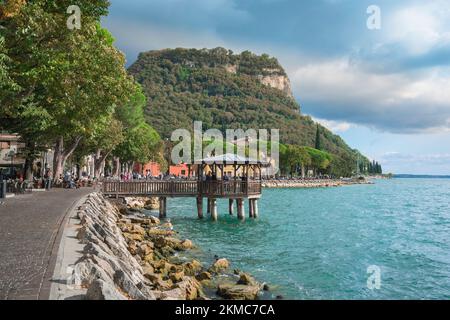 Garda Italy, vista sul Gazebo panoramico Garda con vista sul Lago di Garda e sulla vicina Rocca di Garda, sul centro storico di Garda, sul Veneto Foto Stock