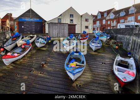 Le barche da pesca del granchio hanno tirato in su sullo scivolo a Sheringham, Norfolk, Regno Unito Foto Stock