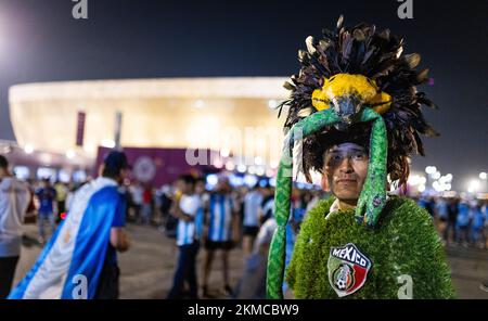 Doha, Qatar. 26th Nov 2022. Fan messicani di fronte al Lusail Stadium Argentina - Coppa del mondo del Messico 2022 in Qatar 26.11.2022 Credit: Moritz Muller/Alamy Live News Foto Stock