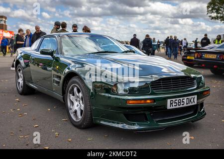 1997 Aston Martin Virage ‘R585 DKX’ in mostra allo Scramble di ottobre tenutosi presso il Bicester Heritage Centre il 9th ottobre 2022 Foto Stock