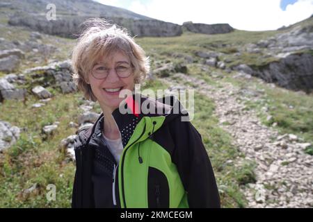 Ritratto di una donna che fa escursioni in montagna in estate Foto Stock