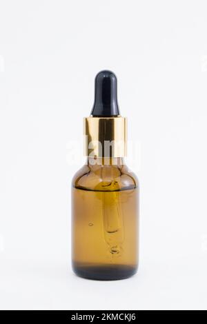 Bottiglia di vetro contagocce mock-up. Flacone con tappo. Cosmetologia e concetto di bellezza. Foto Stock