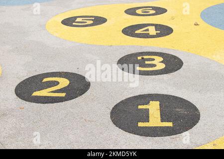 Gioco per bambini con numeri in cerchio sul parco giochi sulle strade per saltare in Ucraina, parco giochi, gioco per bambini Foto Stock