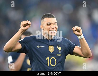 Doha, Qatar. 26th Nov 2022. Calcio, Coppa del mondo, Francia - Danimarca, turno preliminare, Gruppo D, Giorno 2, Stadio 974, Kylian Mbappe di Francia celebra la vittoria alla fine della partita. Credit: Robert Michael/dpa/Alamy Live News Foto Stock