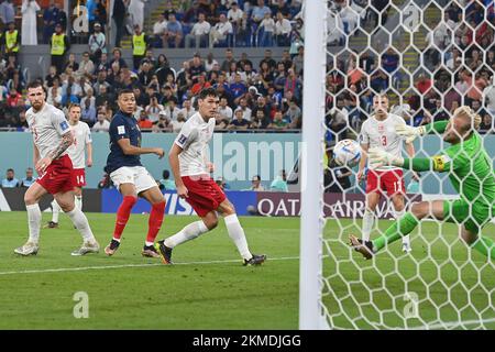 Goal 1-0 Kylian MBAPPE (fra) contro il goalwart Kasper SCHMEICHEL (DEN), azione, goal shot. HERNANDEZ Theo (fra). Game 23, Group D France (fra) - Denmark (DEN) 2-1 il 26th novembre 2022, Stadium 974 Football World Cup 20122 in Qatar dal 20th novembre. - Dalle 18.12.2022 alle Foto Stock