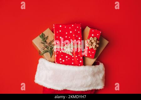 Last Minute regali di Natale per amici, colleghi, vicini. Idee regalo di Natale confortevoli. Rosso zero rifiuti scatola candele, borsa per lo shopping, calzini, barattolo con Foto Stock