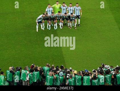 I giocatori argentini si pongono per una foto di gruppo prima della partita di Coppa del mondo FIFA Group C al Lusail Stadium di Lusail, Qatar. Data immagine: Sabato 26 novembre 2022. Foto Stock