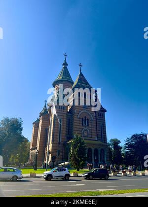 Uno scatto verticale di una vecchia e bella Cattedrale Metropolitana Ortodossa rumena a Timisoara, Romania Foto Stock