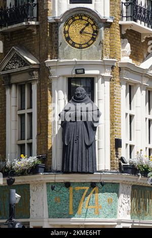 Statua del monaco davanti al pub Blackfriar a Blackfriars, Londra, Inghilterra Regno Unito Foto Stock