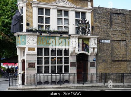 Statua del monaco davanti al pub Blackfriar a Blackfriars, Londra, Inghilterra Regno Unito Foto Stock