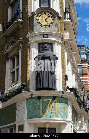 Statua del monaco davanti al pub Blackfriar a Blackfriars, Londra, Inghilterra Regno Unito Foto Stock