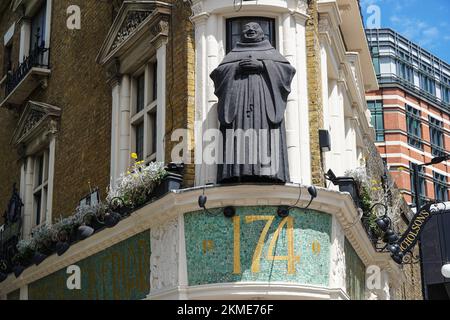 Statua del monaco davanti al pub Blackfriar a Blackfriars, Londra, Inghilterra Regno Unito Foto Stock